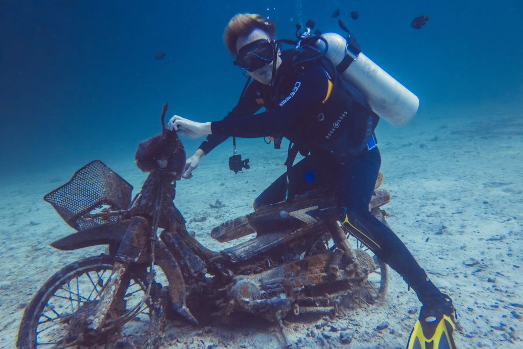 Scuba Tauchen mit Roller Unterwasser