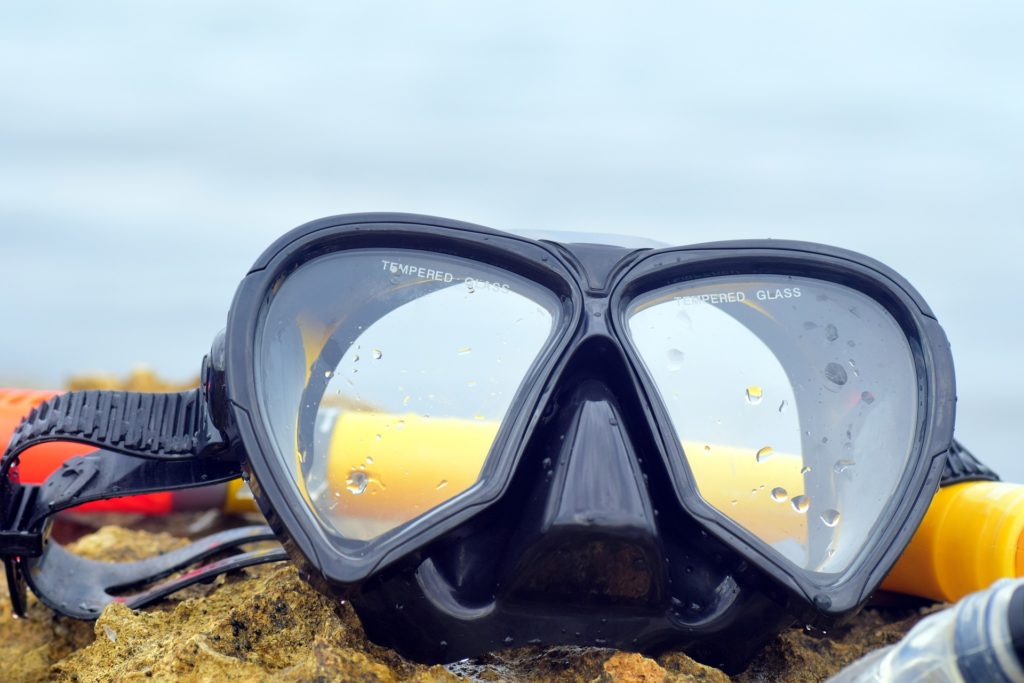 Maske gehört zur Tauchausrüstung